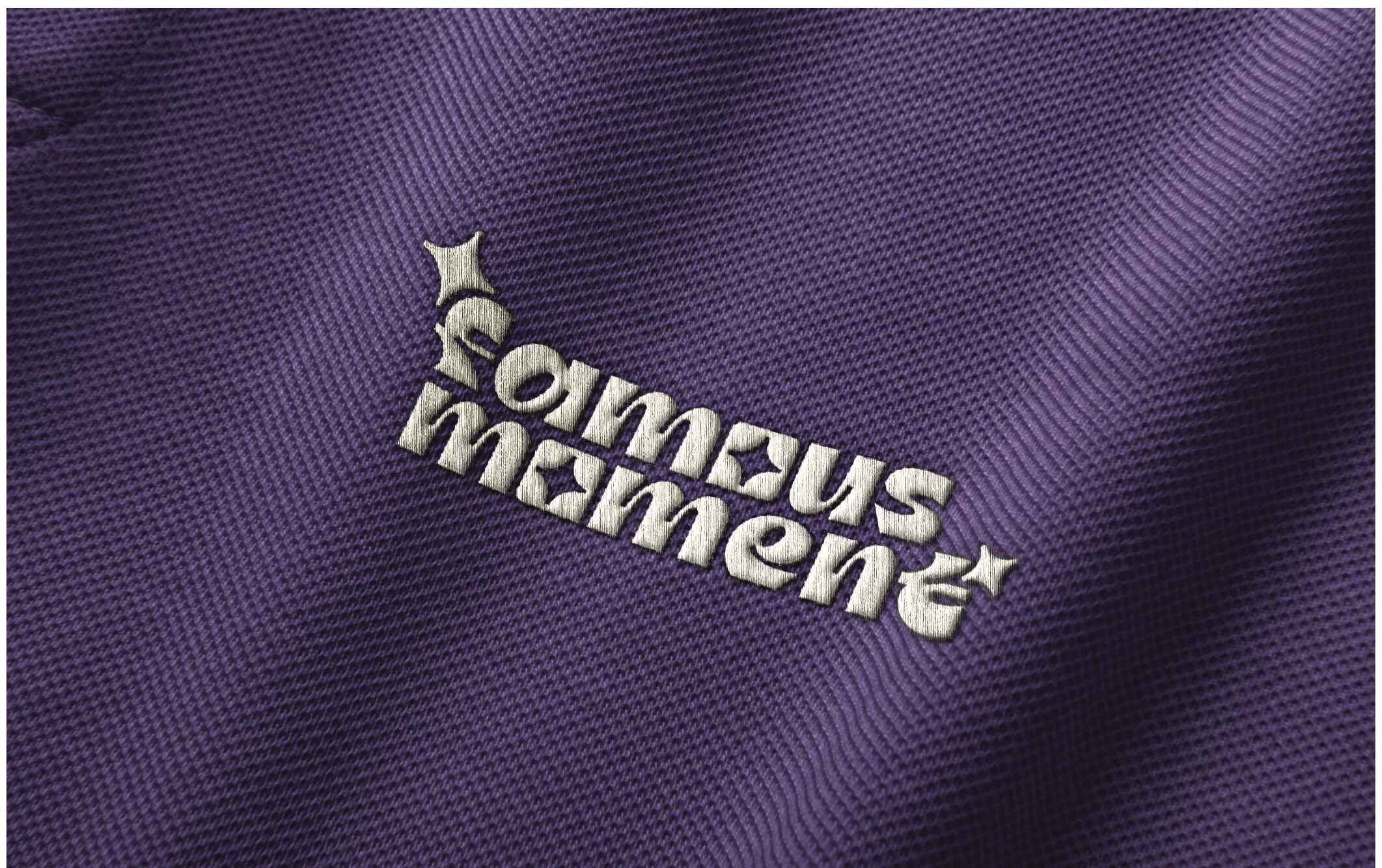 Het Famous Moment logo geborduurd op paarse stof